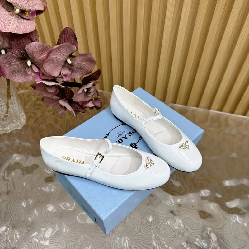 Prada Low Shoes Attractive 34798
