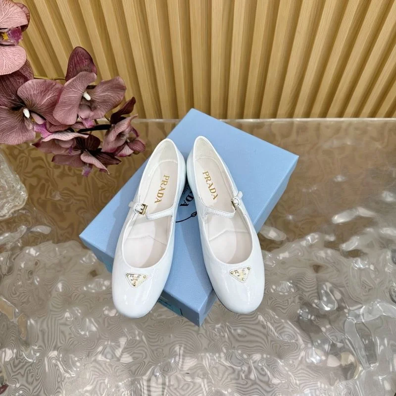 Prada Low Shoes Attractive 34798