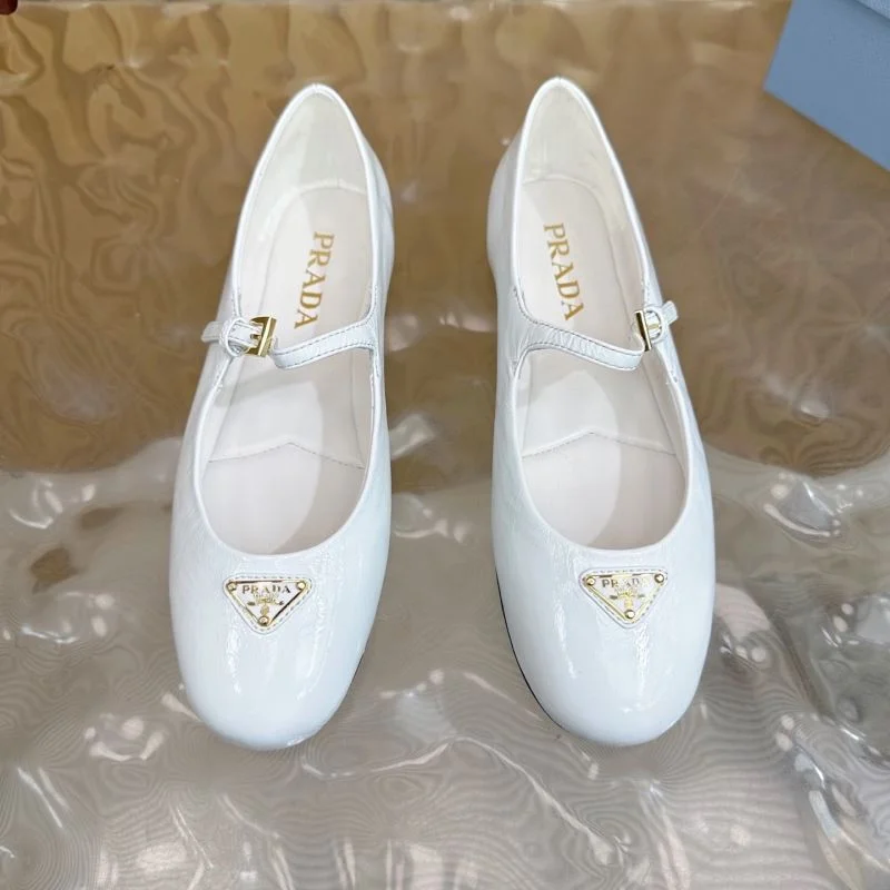 Prada Low Shoes Attractive 34798