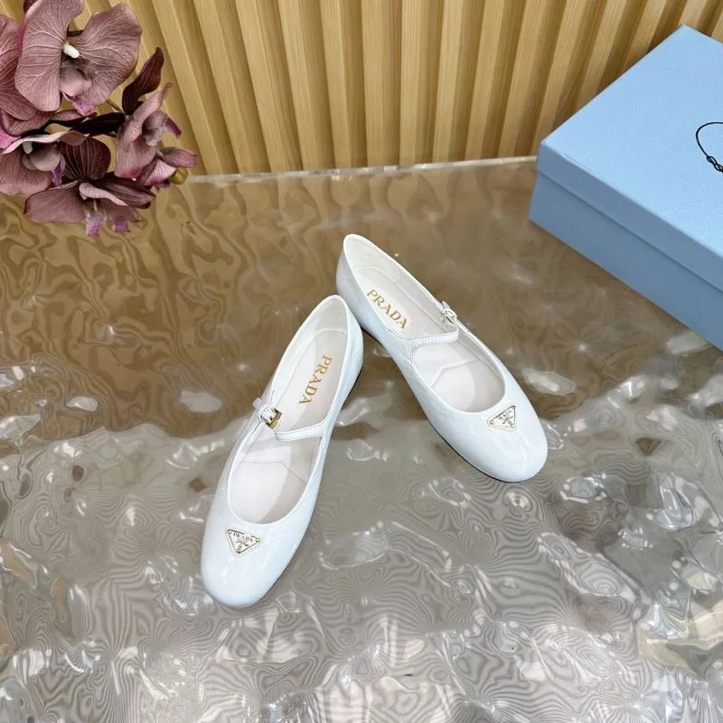 Prada Low Shoes Attractive 34798
