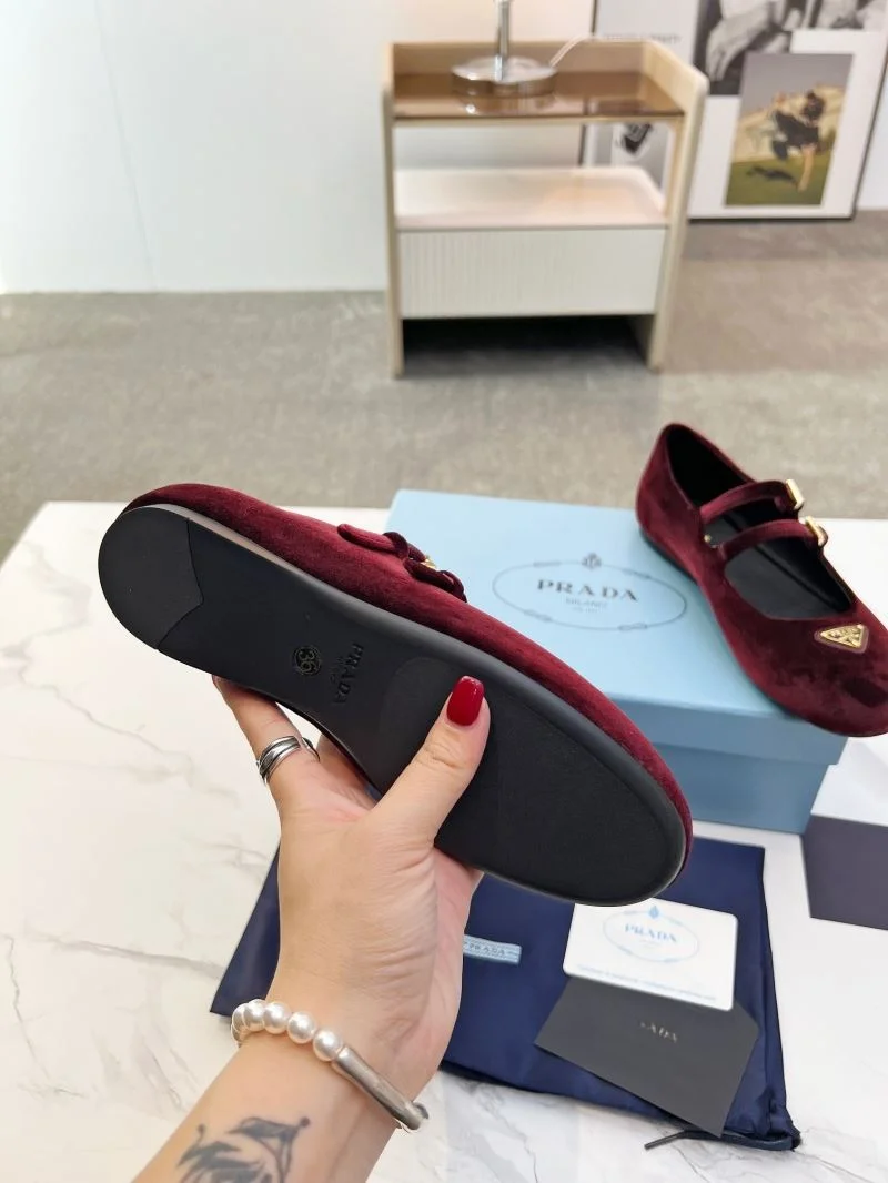ModernLook Prada Low Shoes 34777