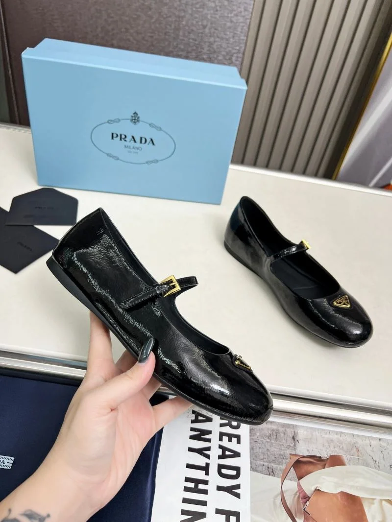 Durable Prada Low Shoes 34775