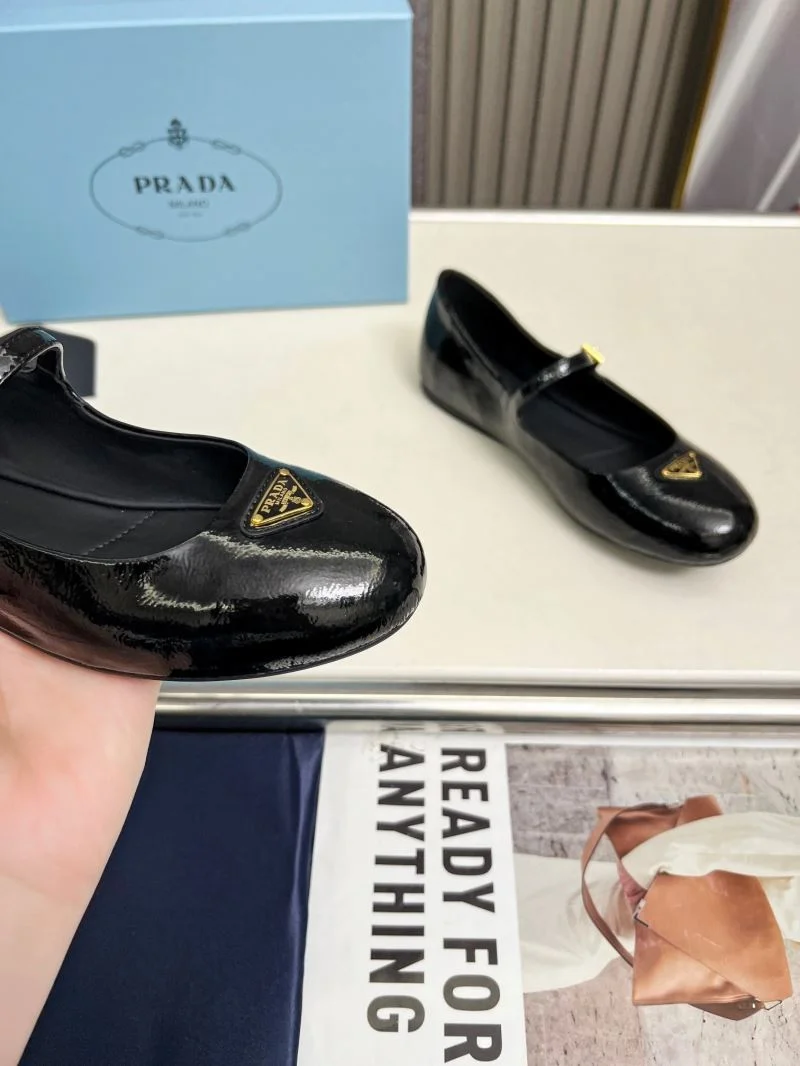 Durable Prada Low Shoes 34775
