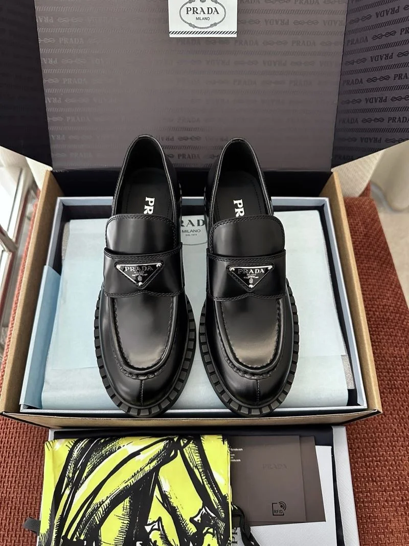 Prada Low Shoes Bold 33592