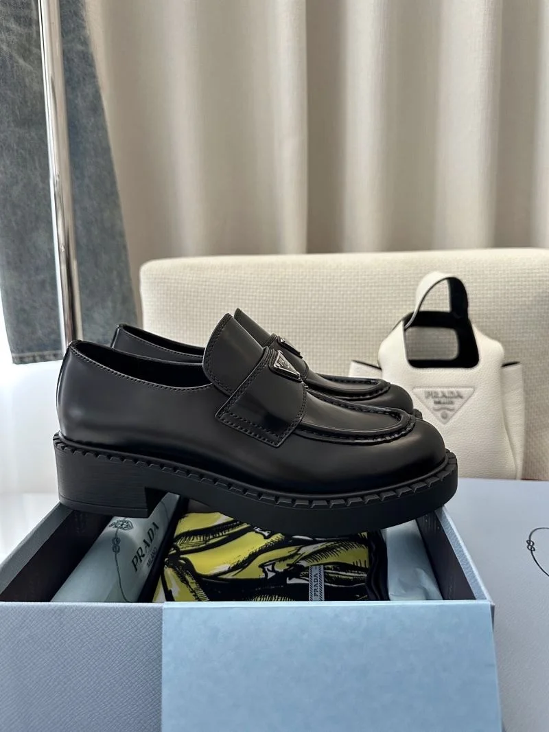 Prada Low Shoes Bold 33592