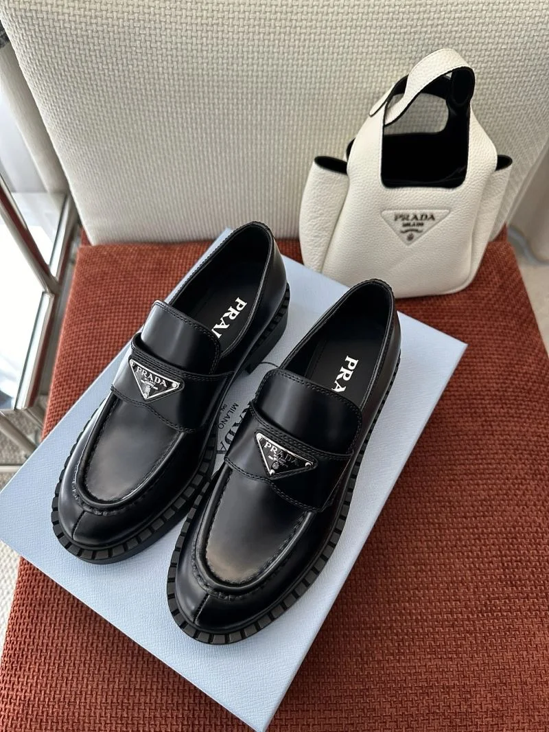 Prada Low Shoes Bold 33592
