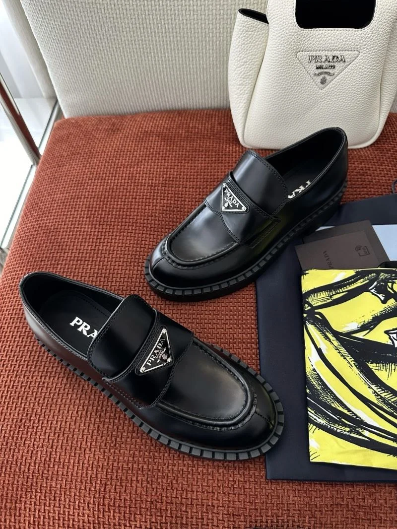 Prada Low Shoes Bold 33592