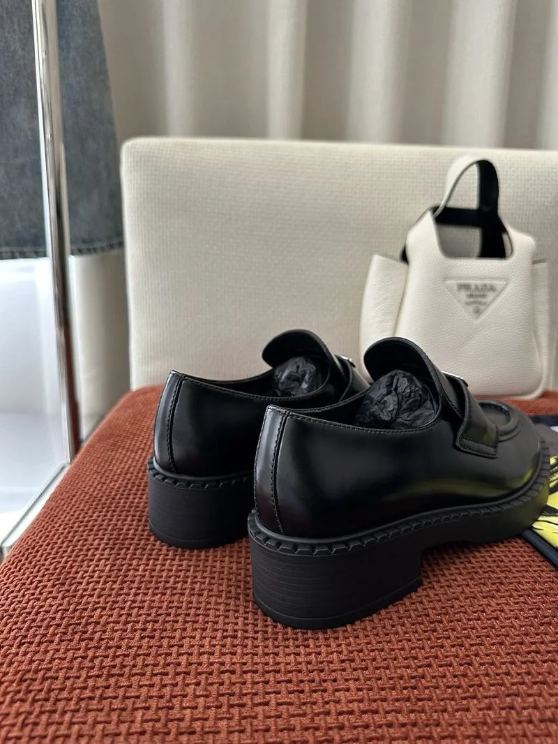 Prada Low Shoes Bold 33592