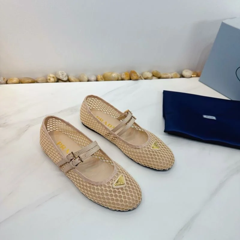 Versatile Prada Low Shoes 34762