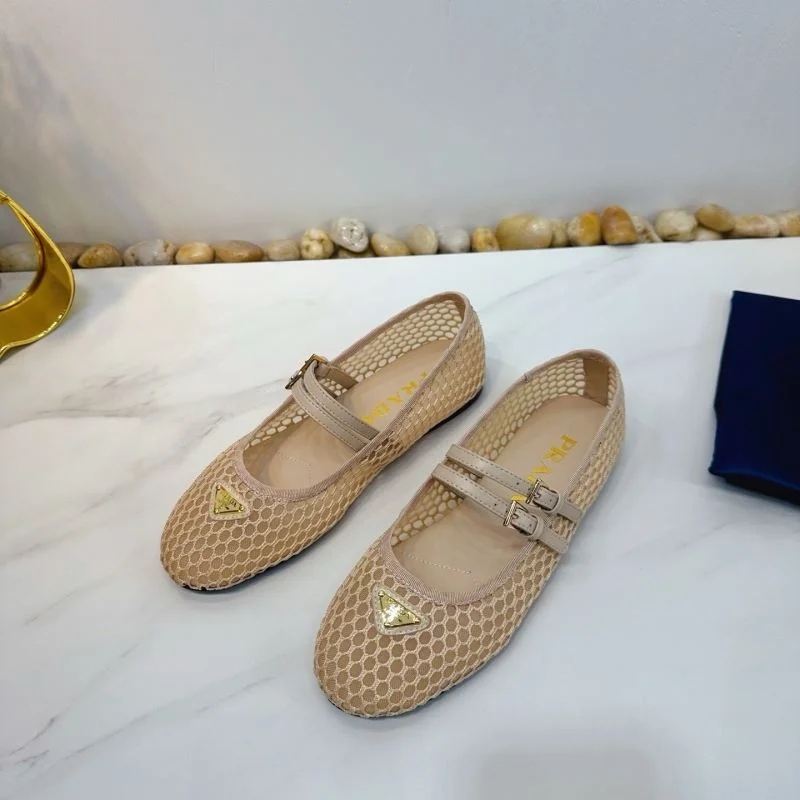 Versatile Prada Low Shoes 34762