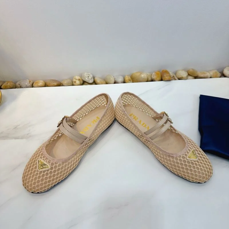 Versatile Prada Low Shoes 34762