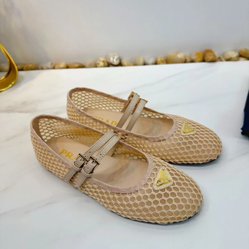 Versatile Prada Low Shoes 34762