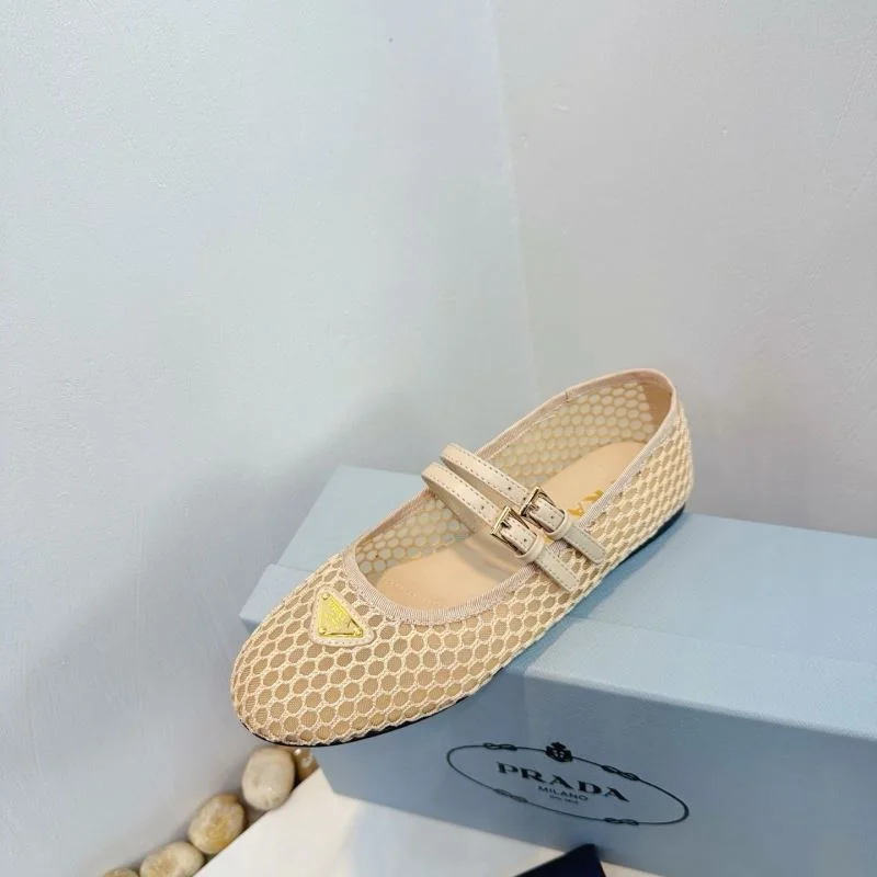 Versatile Prada Low Shoes 34762