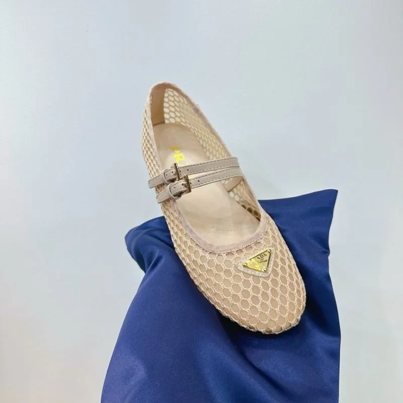 Versatile Prada Low Shoes 34762