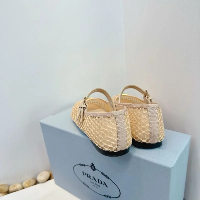 Versatile Prada Low Shoes 34762