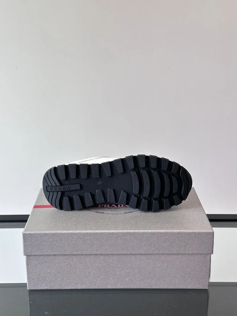 Original Prada Low Shoes 35526