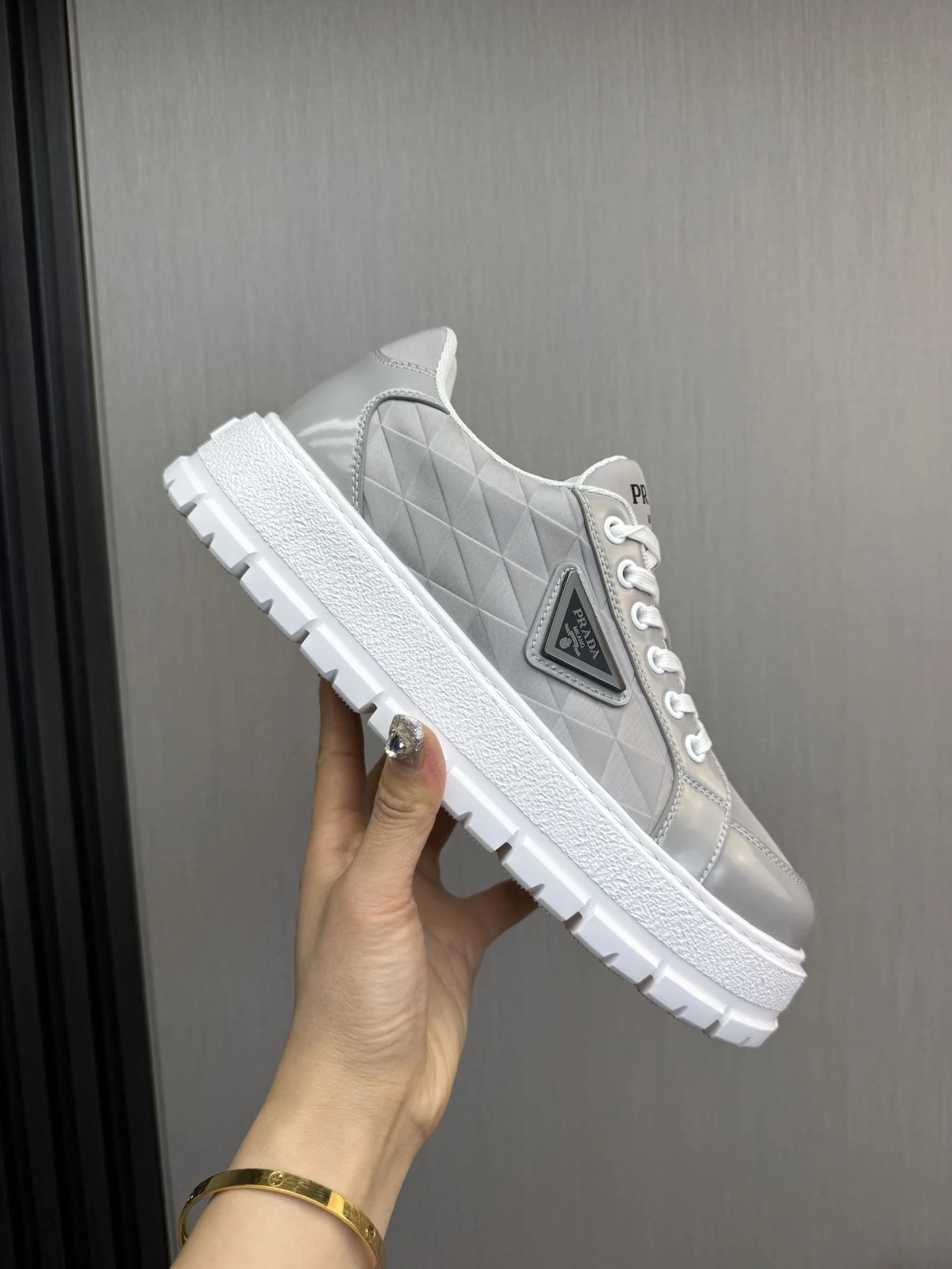 Elegant Prada Low Shoes 34190