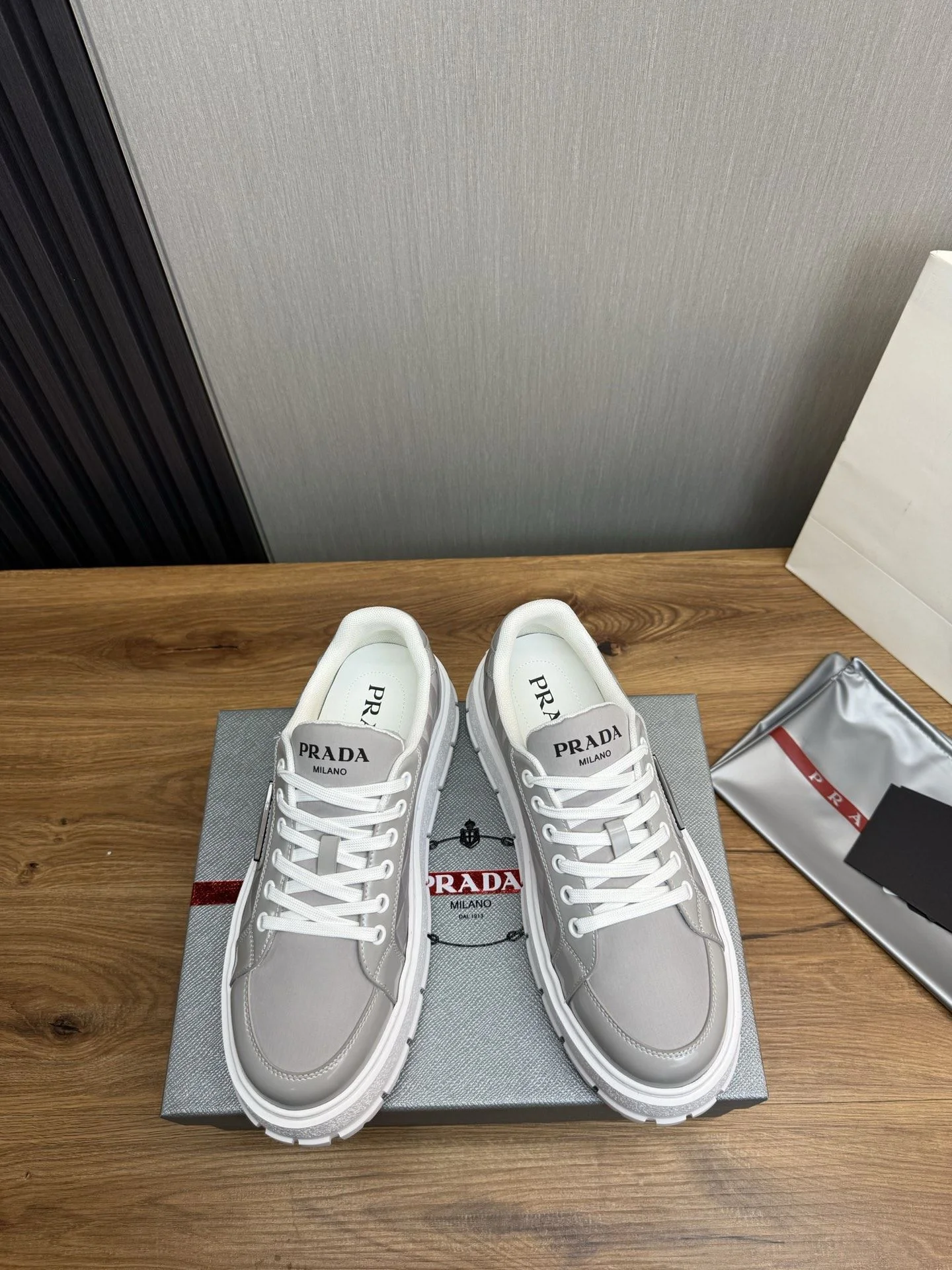 Elegant Prada Low Shoes 34190