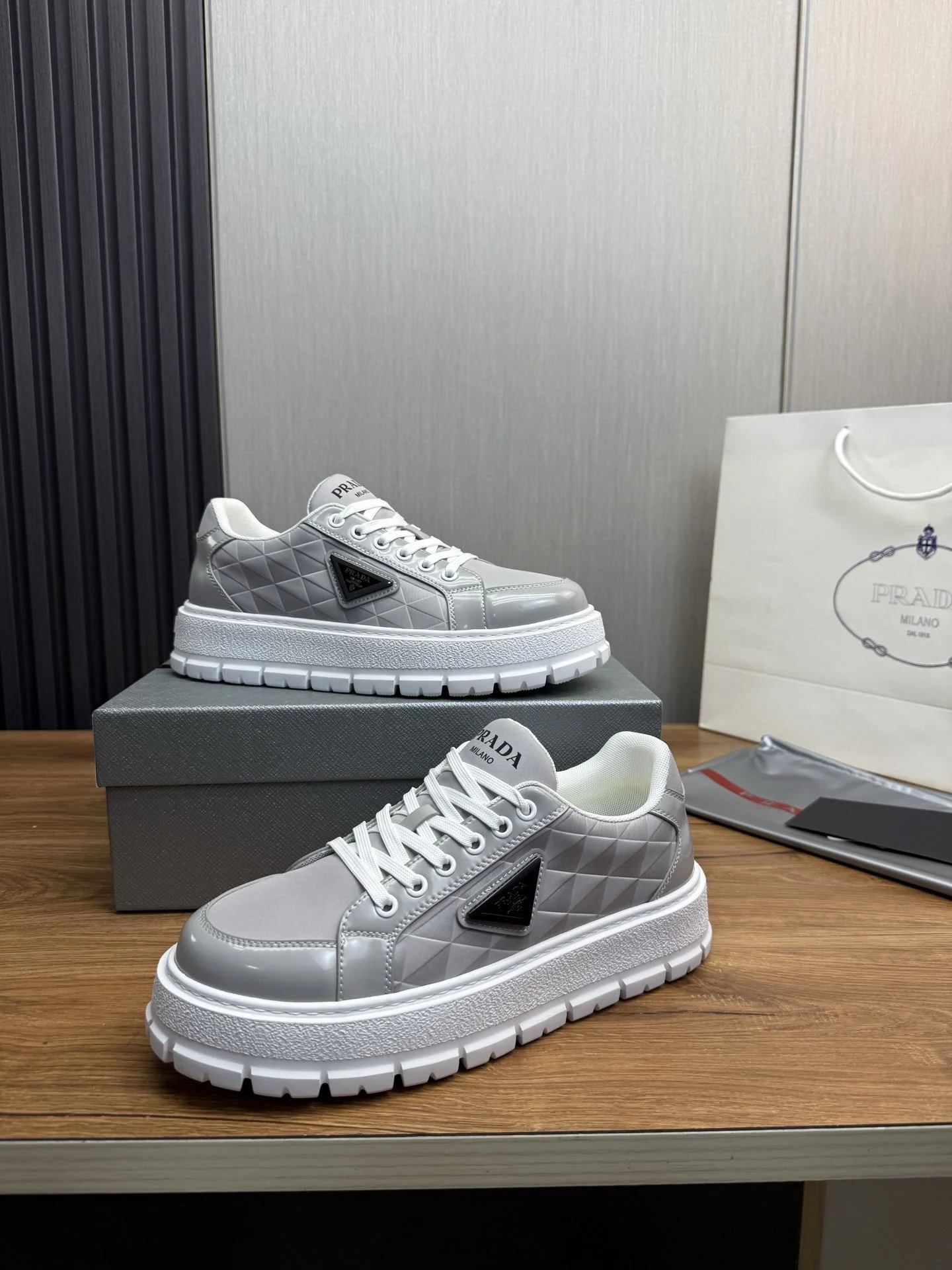 Elegant Prada Low Shoes 34190