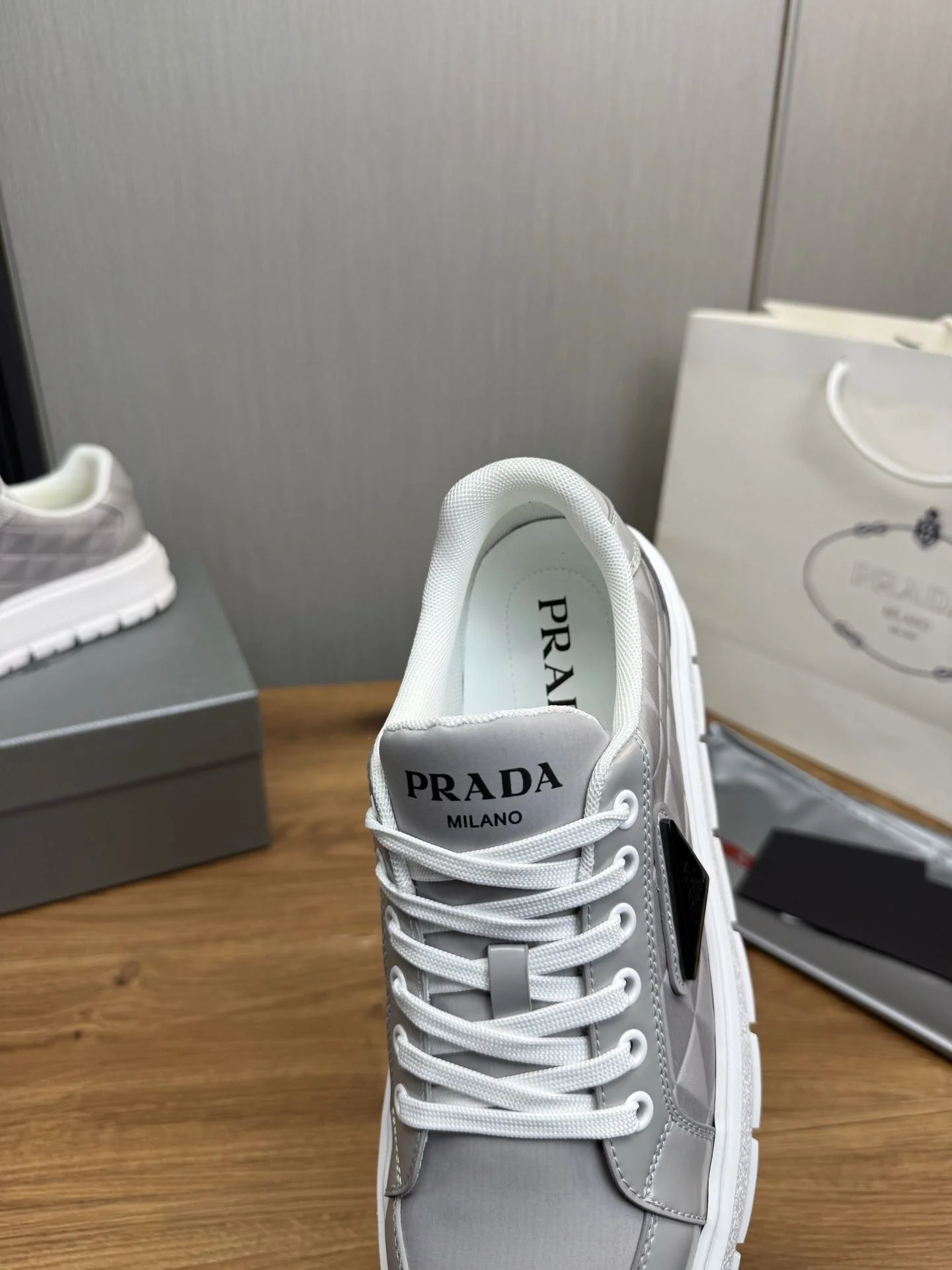 Elegant Prada Low Shoes 34190
