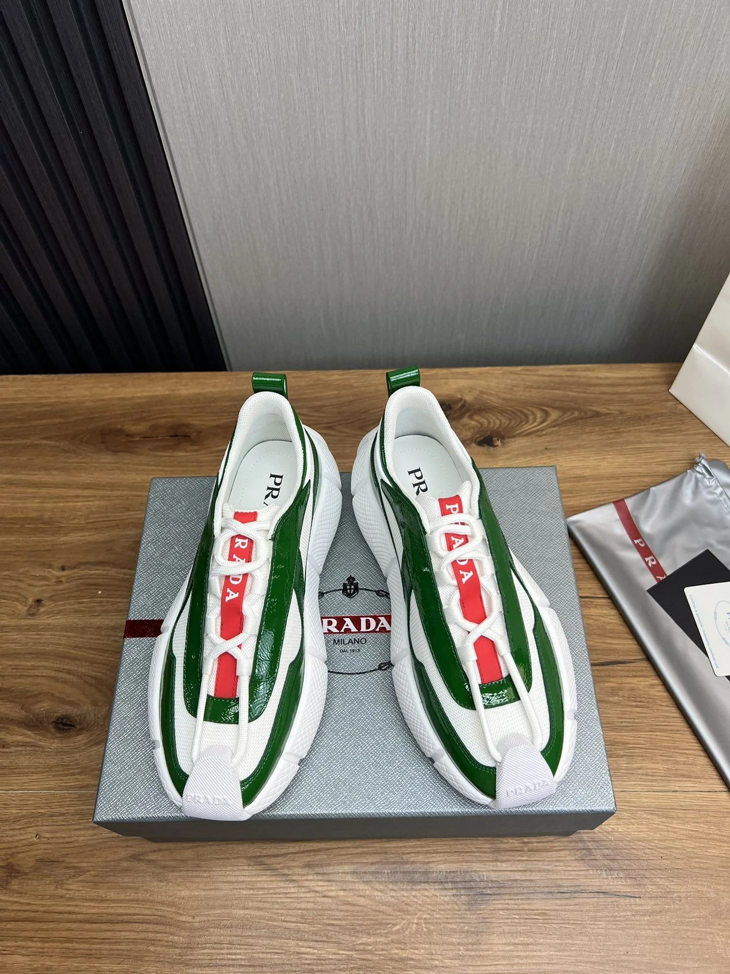 Minimalist Prada Low Shoes 34155