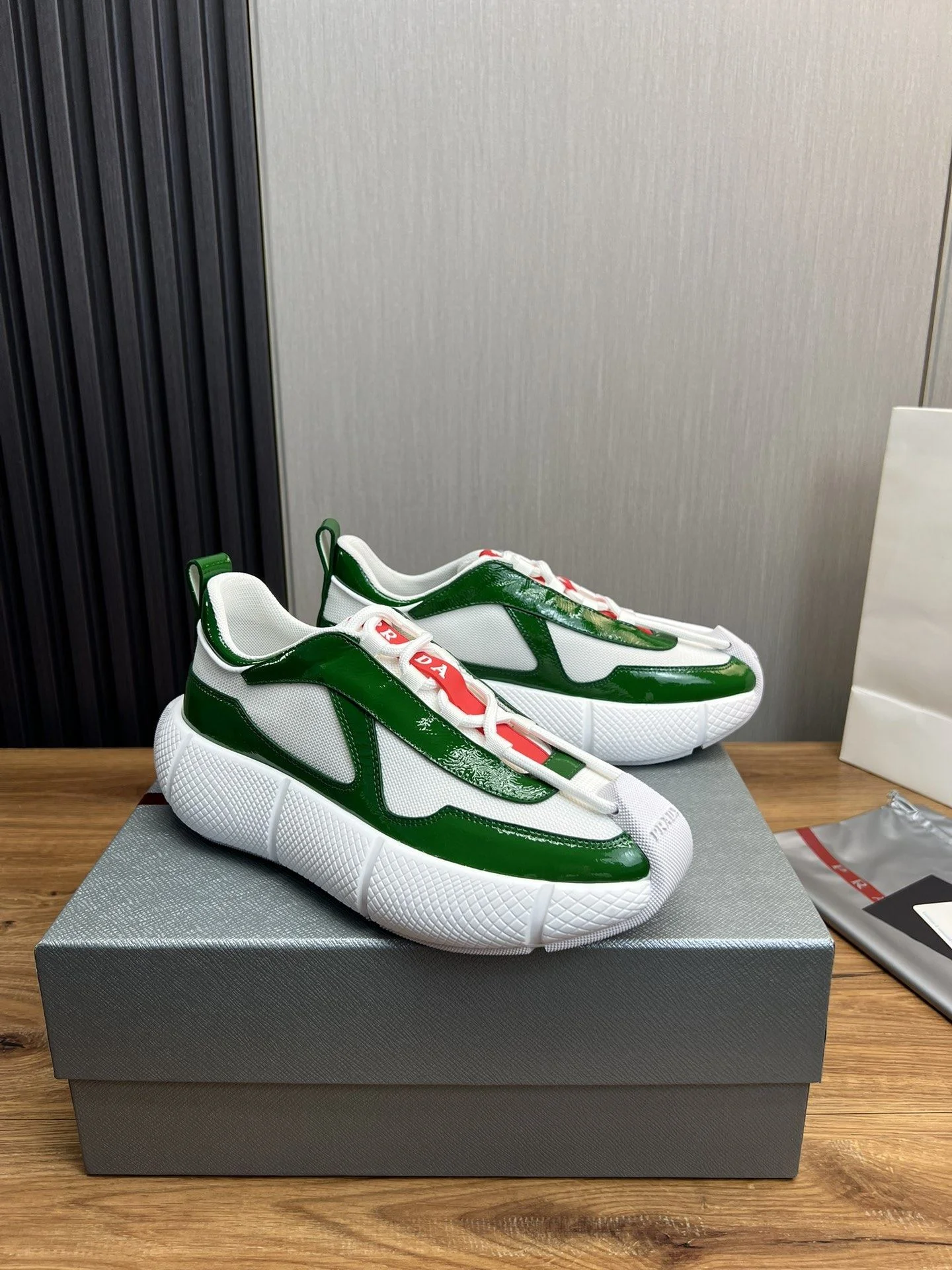 Minimalist Prada Low Shoes 34155