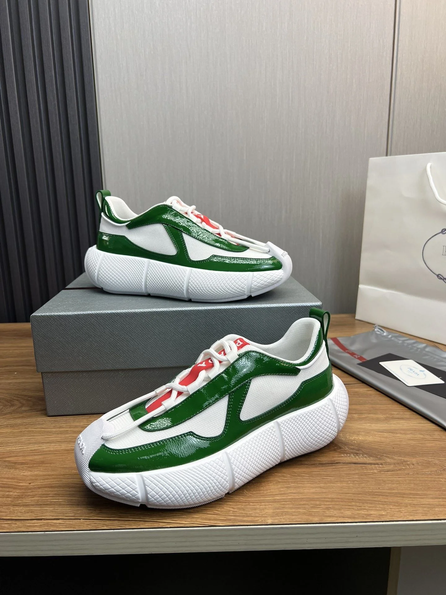 Minimalist Prada Low Shoes 34155