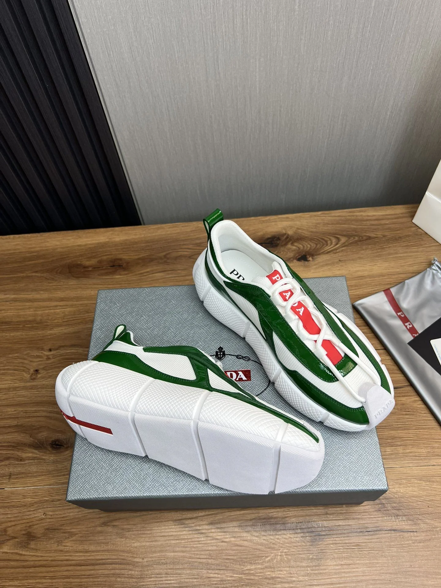 Minimalist Prada Low Shoes 34155