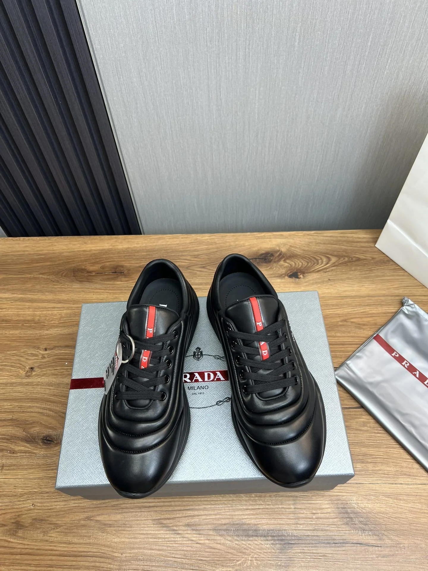 Minimalist Prada Low Shoes 34151