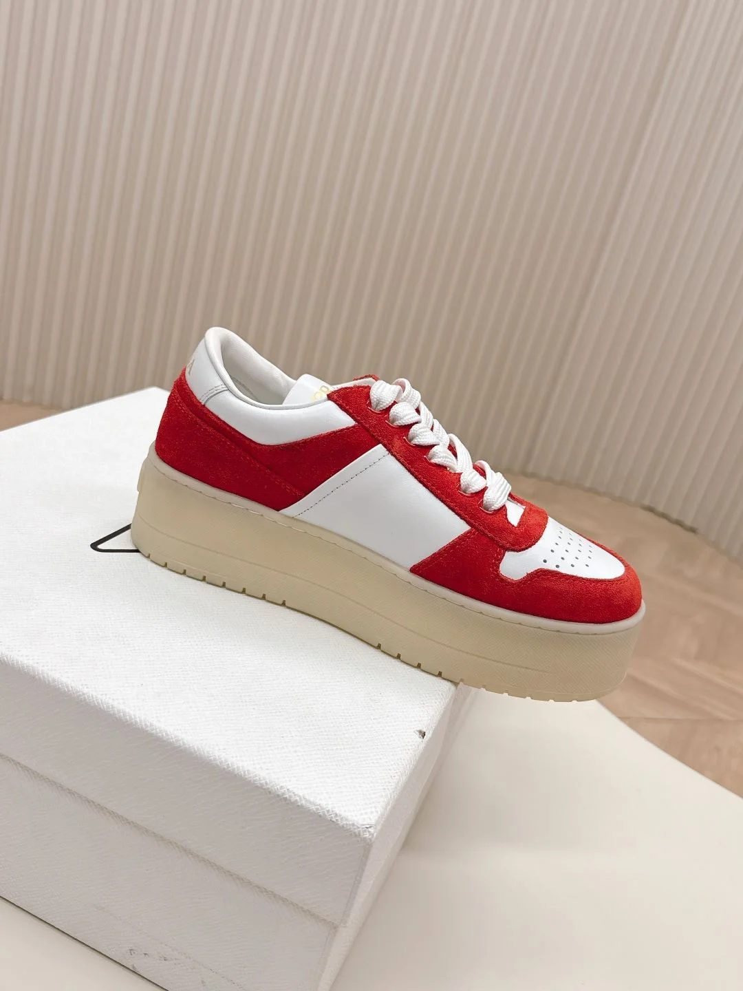 Versatile Prada Low Shoes 34142