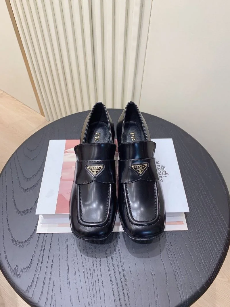 EyeCatching Prada Low Shoes 34134