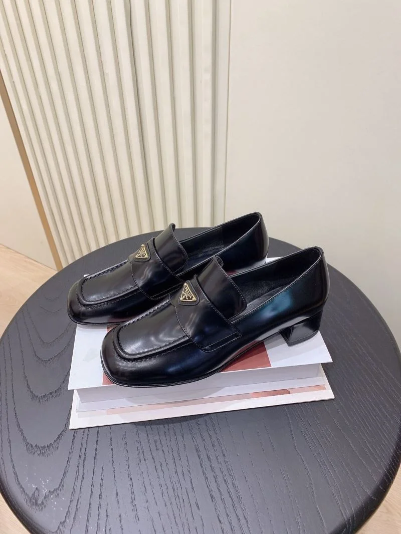 EyeCatching Prada Low Shoes 34134
