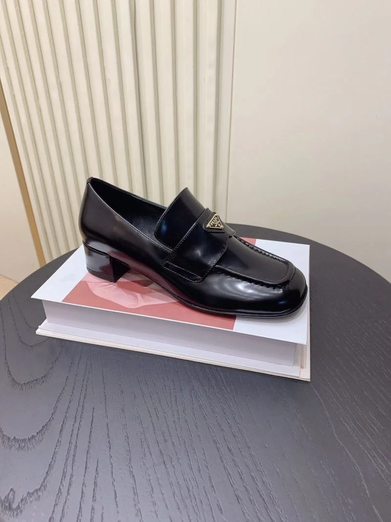 EyeCatching Prada Low Shoes 34134