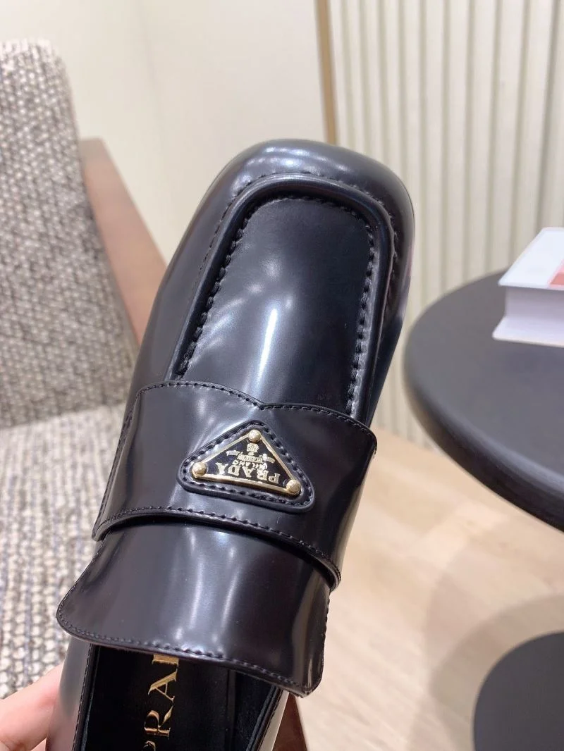EyeCatching Prada Low Shoes 34134