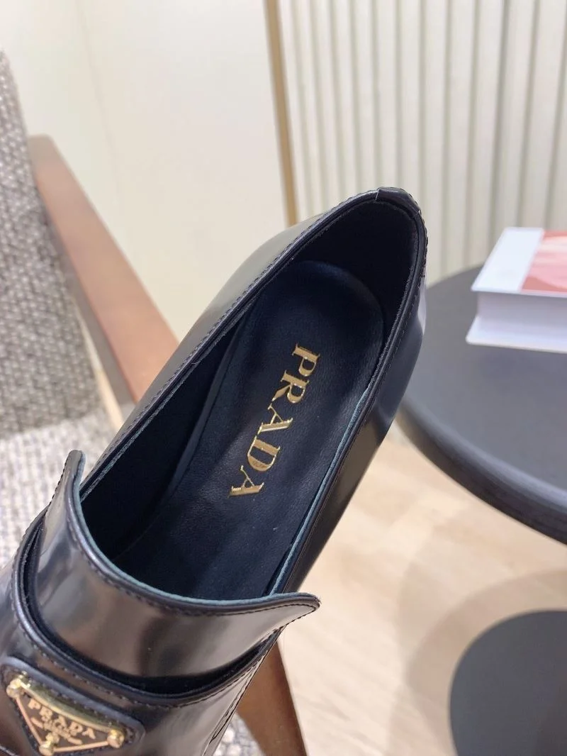 EyeCatching Prada Low Shoes 34134