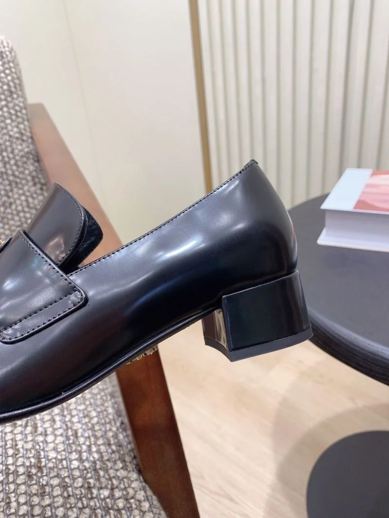 EyeCatching Prada Low Shoes 34134
