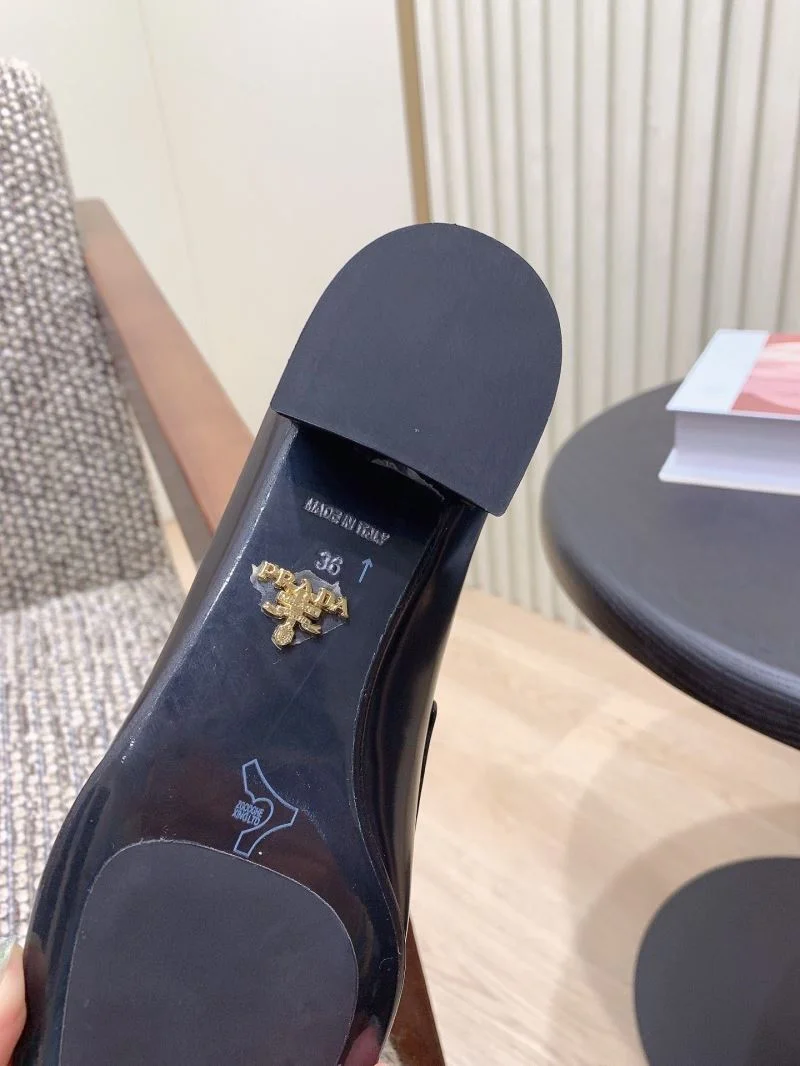 EyeCatching Prada Low Shoes 34134