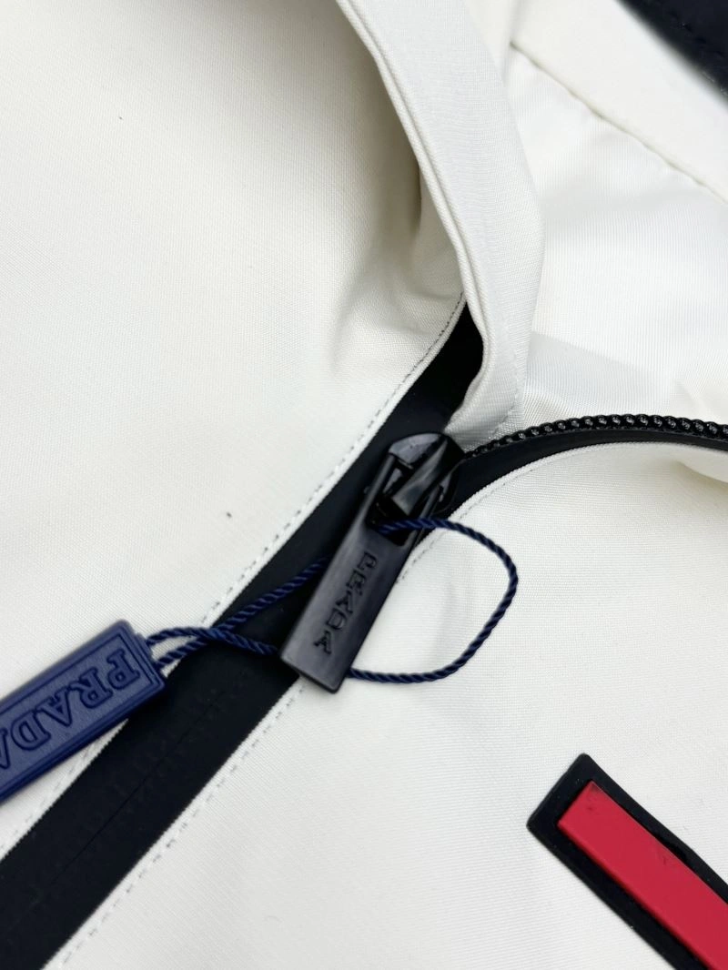 Durable Prada Outwear 170837