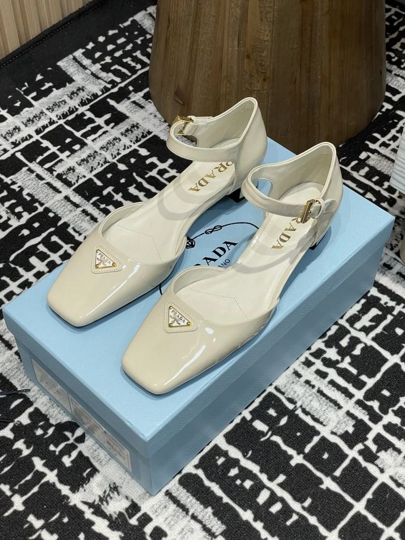 Trendsetting Prada Sandals 34706