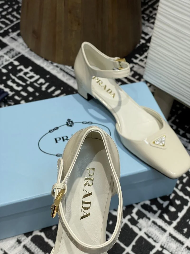 Trendsetting Prada Sandals 34706
