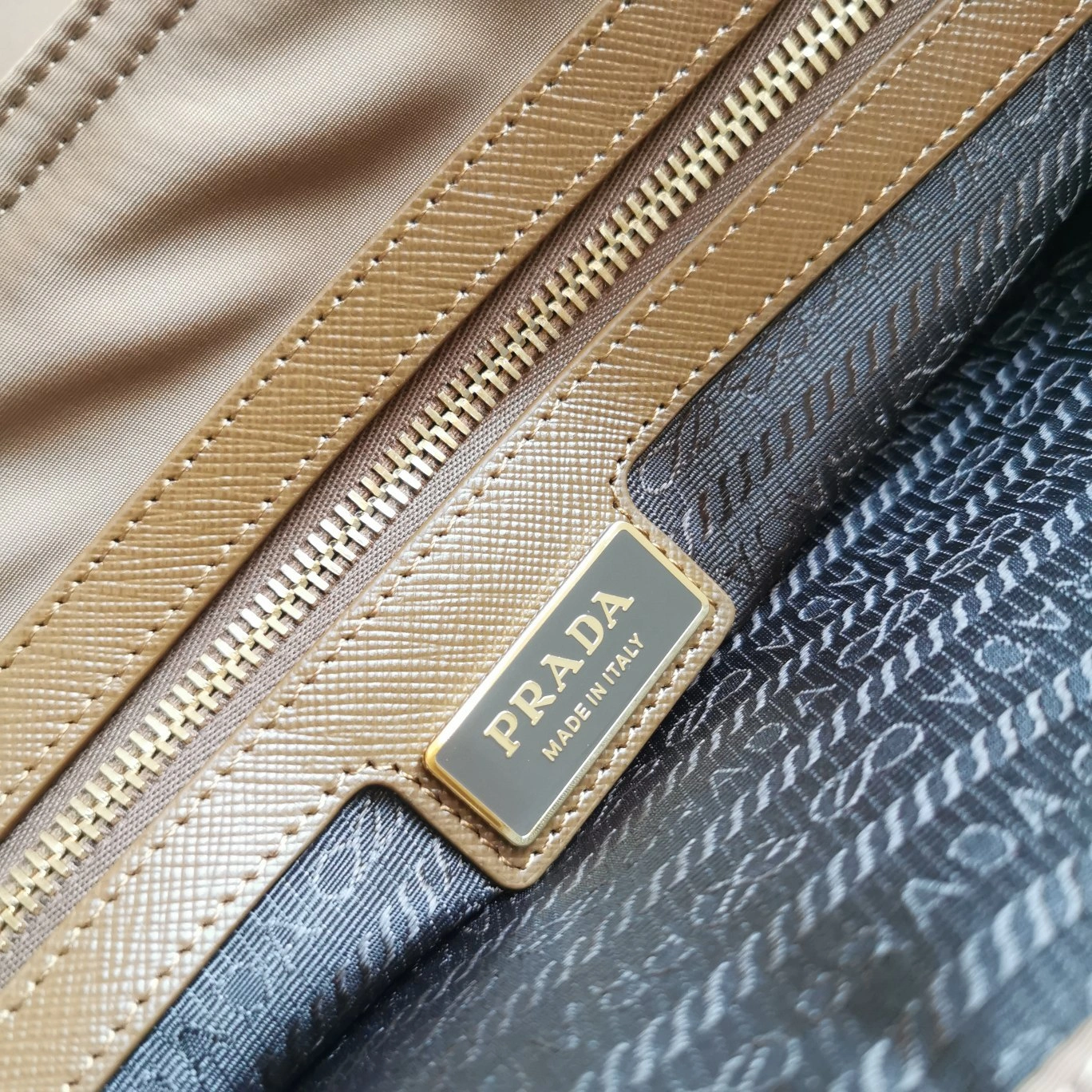 EyeCatching Prada Shopping Bags 73594