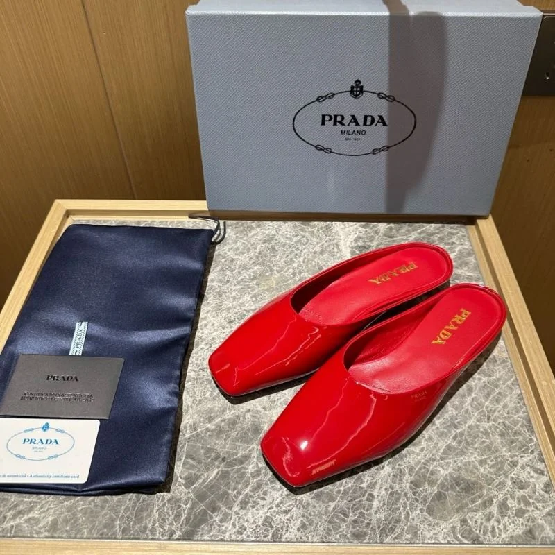 Trendsetting Prada Slippers 34608