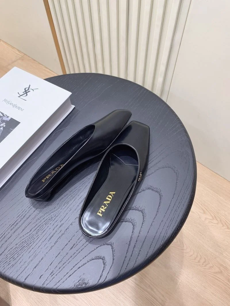 Sleek Prada Slippers 34040