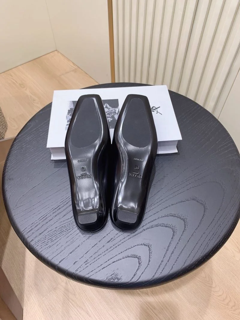 Sleek Prada Slippers 34040