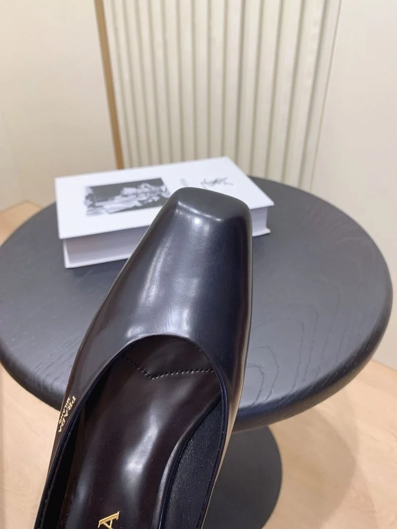 Sleek Prada Slippers 34040