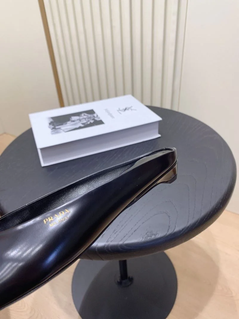 Sleek Prada Slippers 34040