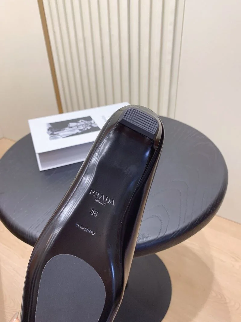 Sleek Prada Slippers 34040