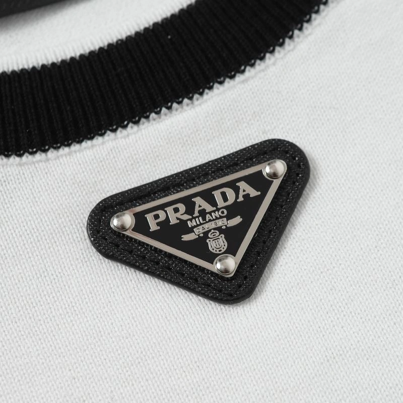 Prada T-Shirts Sleek 171804
