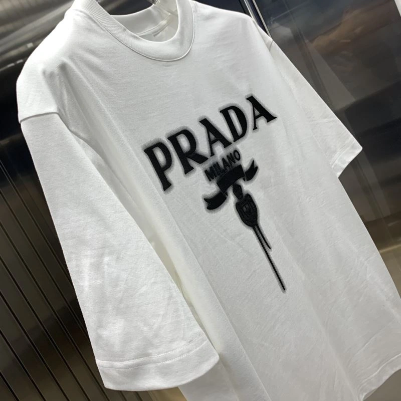 Effortless Prada T-Shirts 168671