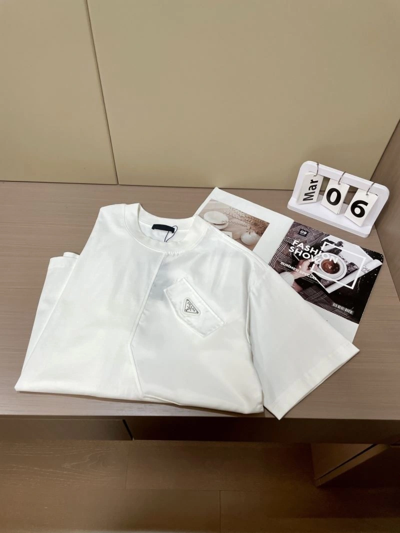 Timeless Prada T-Shirts 168605